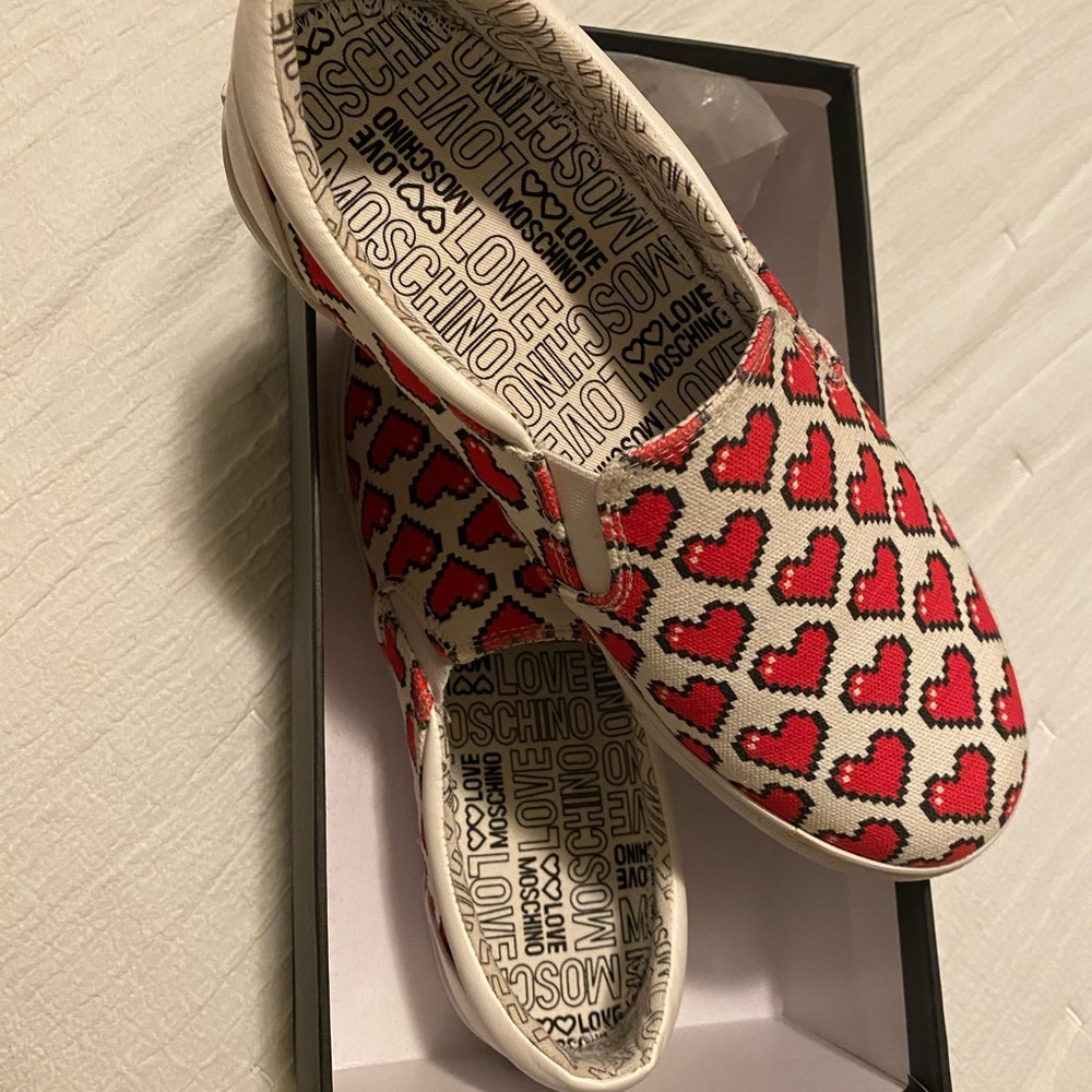 Love moschino slip on